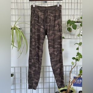 Athleta Farallon camo joggers 0